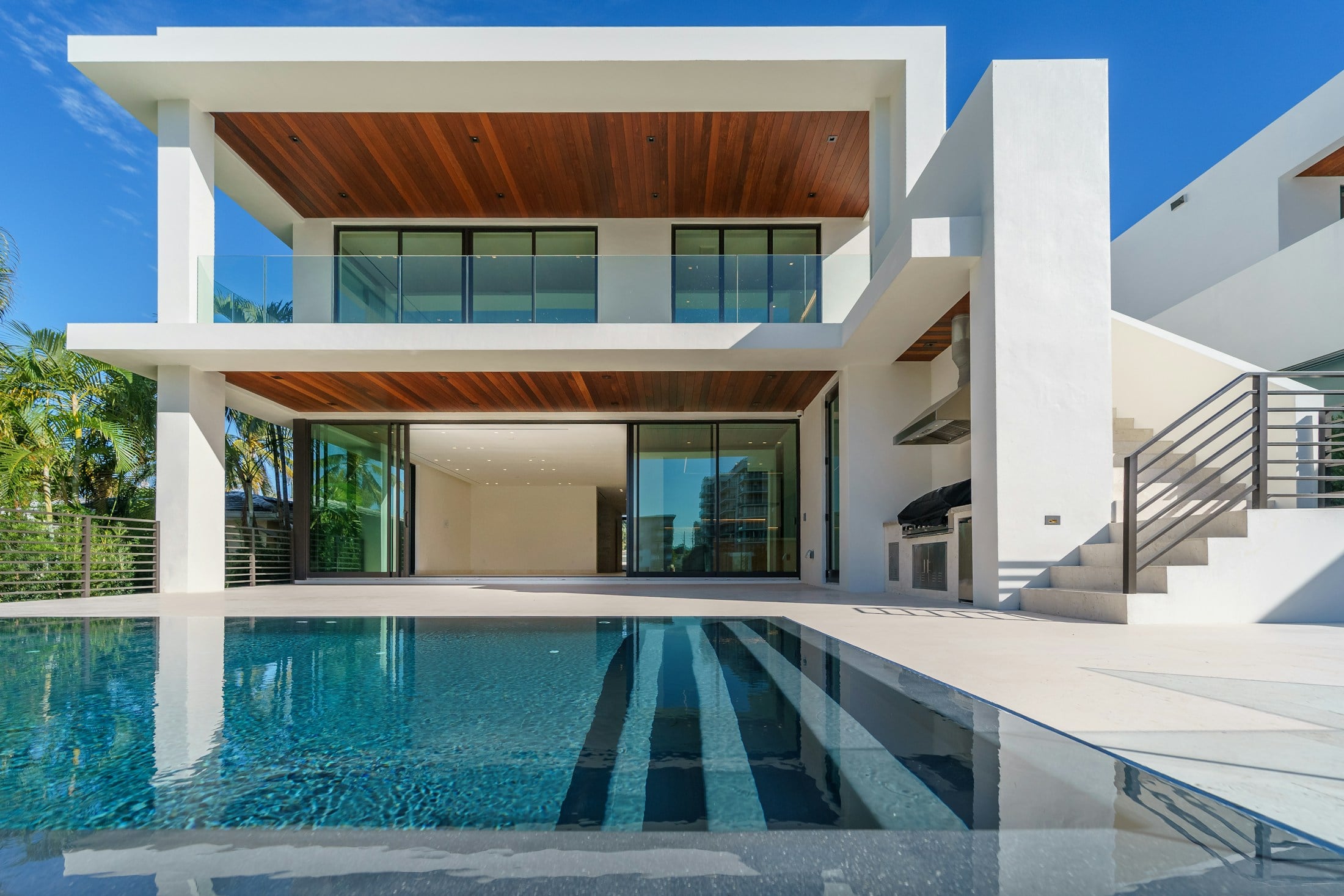 Maison lumineuse avec terrasse et piscine — photographie d’illustration